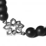 اسوارة من الأحجار الكريمة